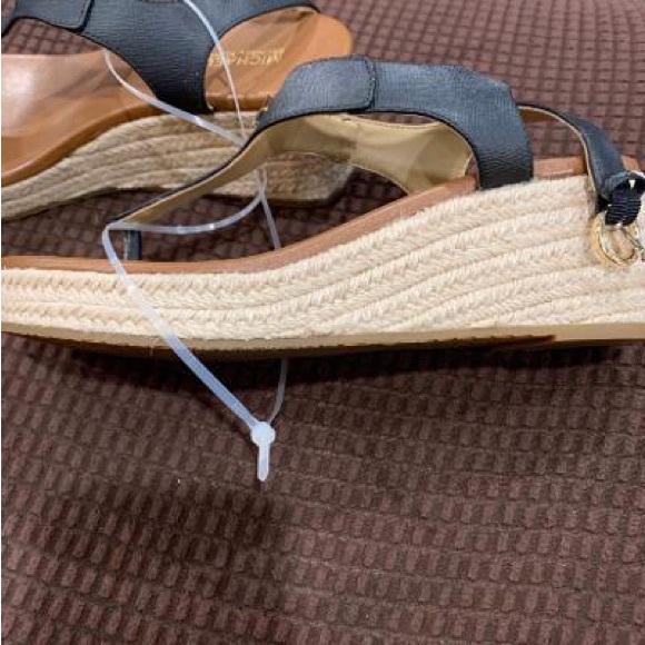 Michael kors ladies wedge - Picture 3 of 3